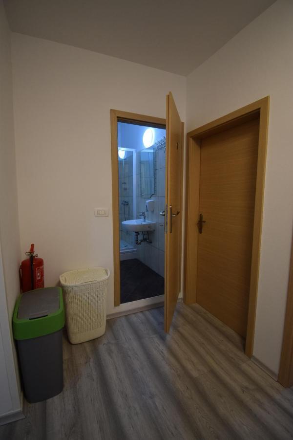 Secret Garden Apartment โคเปร์ ภายนอก รูปภาพ
